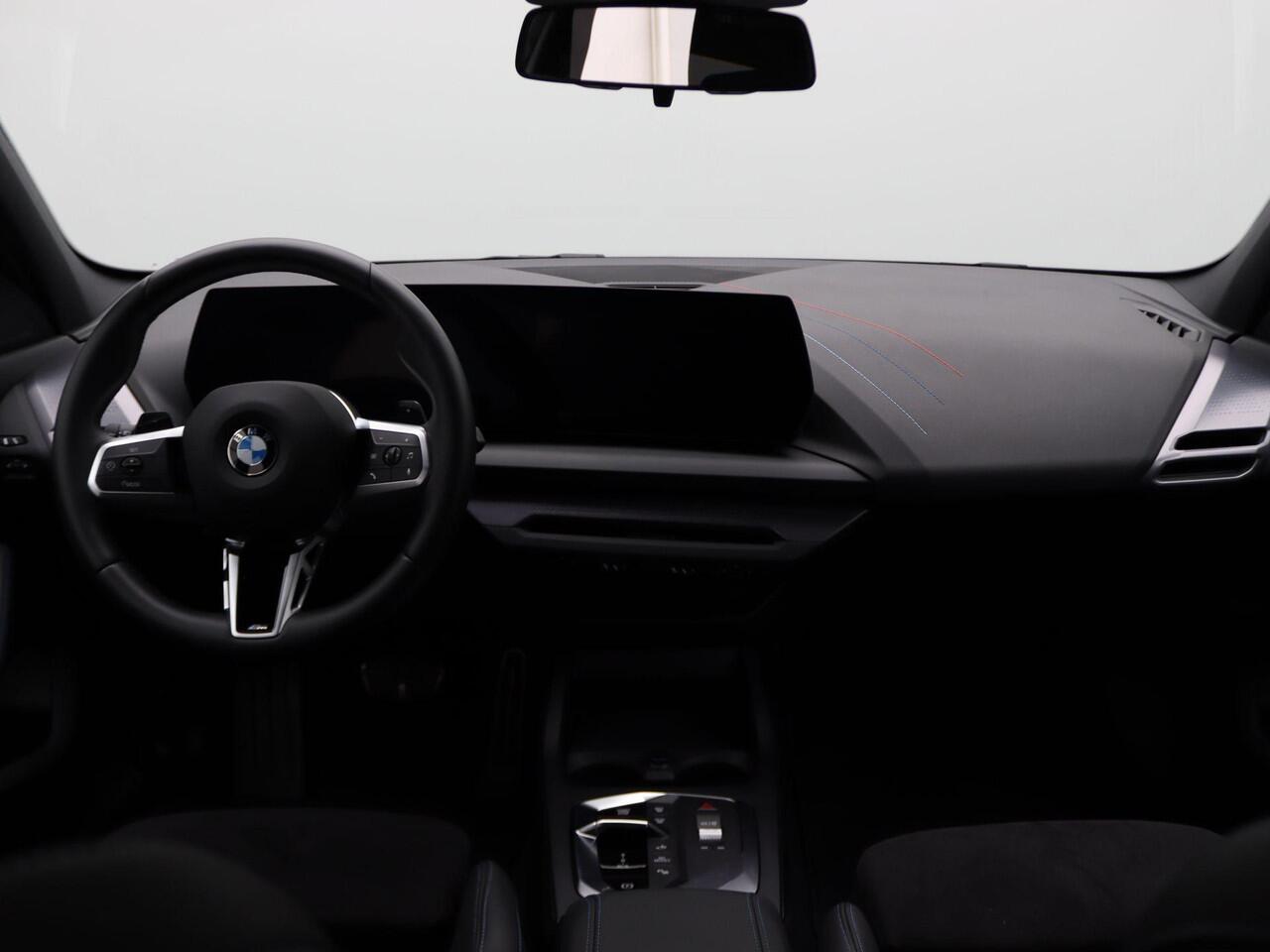 BMW 1-SERIE 120 M Sportpakket | Driving Assistant | Achteruitrijcamera | Parking Assistant | 19"