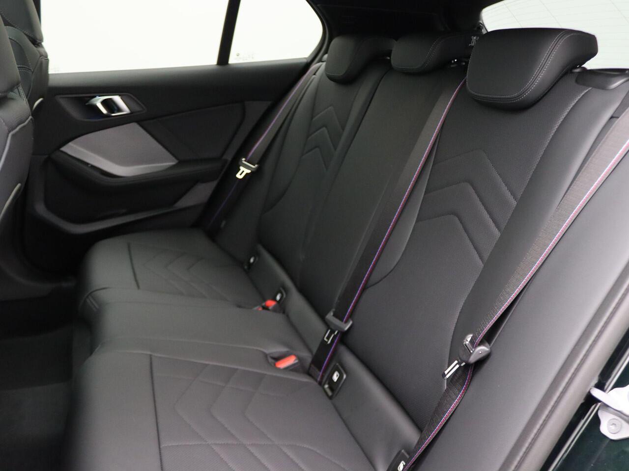 BMW 1-SERIE 120 M Sportpakket Pro | Premium Pack | Stuurwielrand Verwarmd | M Adaptief onderstel | Panoramadak | Driving Assistant | DAB | Harman Kardon | 19''