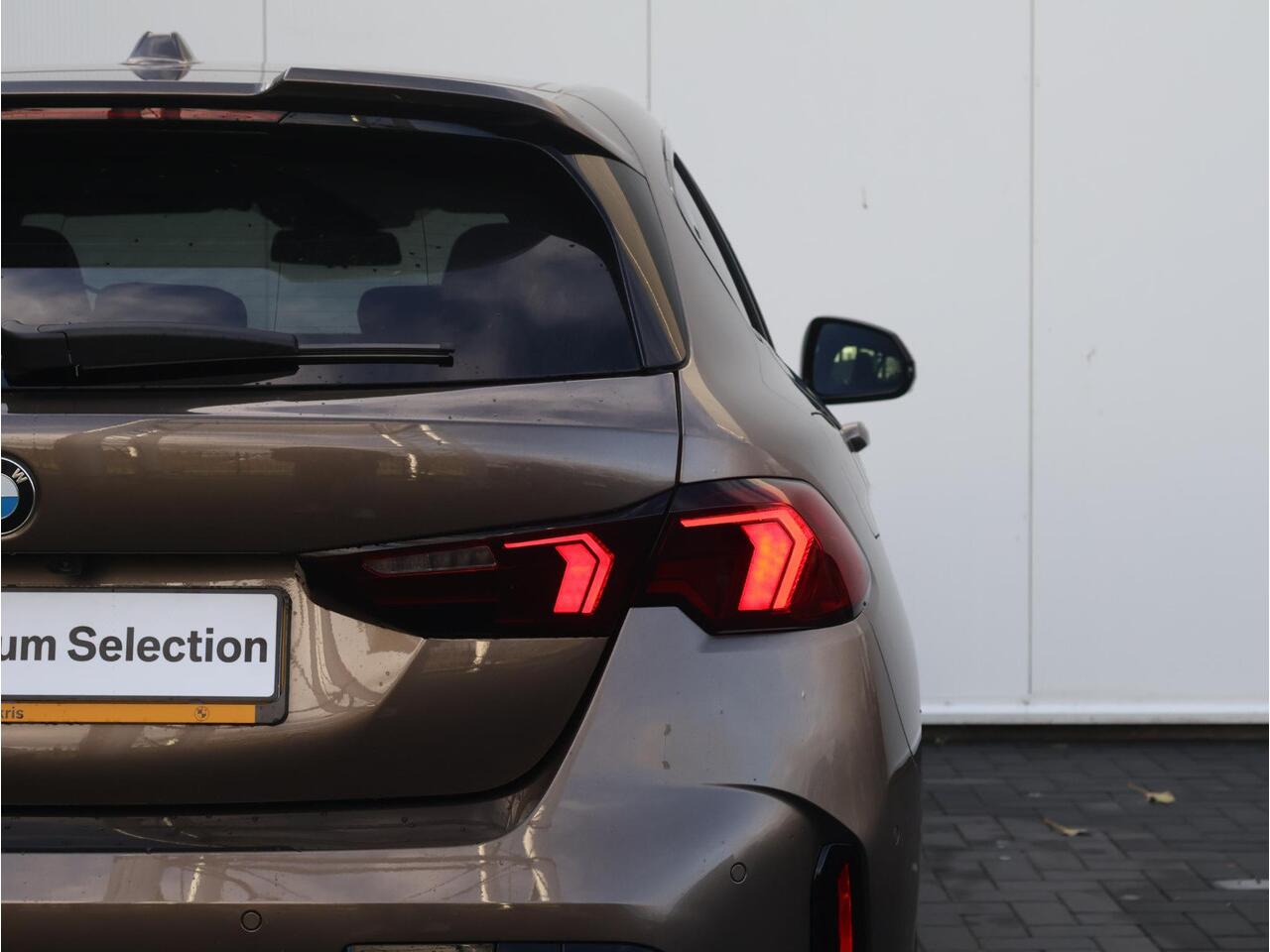 BMW 1-SERIE 120 M Sport Design Edition BMW Individual Lakkleur/ M Sportpakket Pro/ Harman-Kardon/ Head-Up/M Sportstoelen/ Panoramadak/ Stuurwiel verwarming