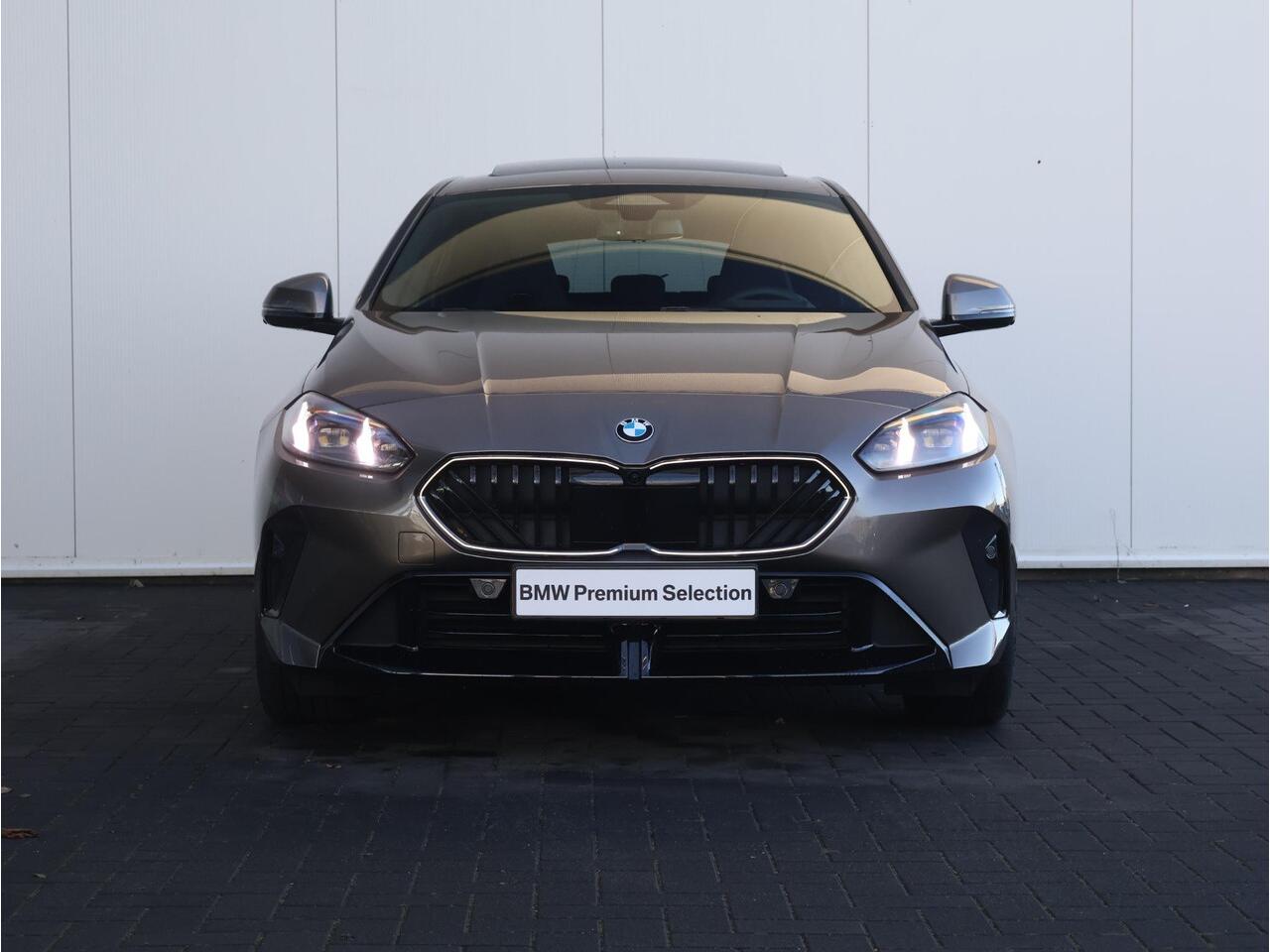 BMW 1-SERIE 120 M Sport Design Edition BMW Individual Lakkleur/ M Sportpakket Pro/ Harman-Kardon/ Head-Up/M Sportstoelen/ Panoramadak/ Stuurwiel verwarming