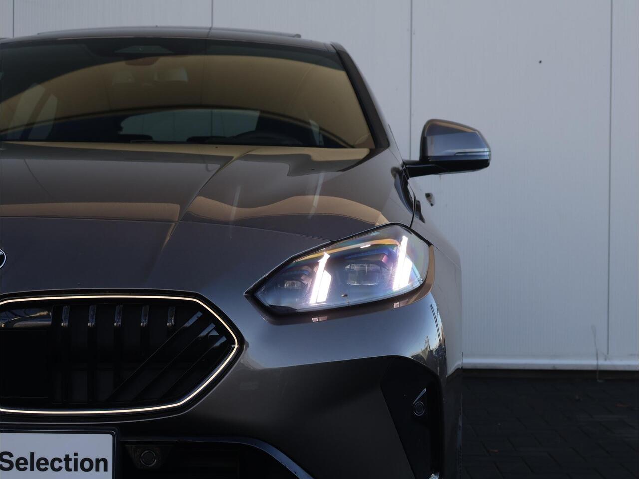 BMW 1-SERIE 120 M Sport Design Edition BMW Individual Lakkleur/ M Sportpakket Pro/ Harman-Kardon/ Head-Up/M Sportstoelen/ Panoramadak/ Stuurwiel verwarming