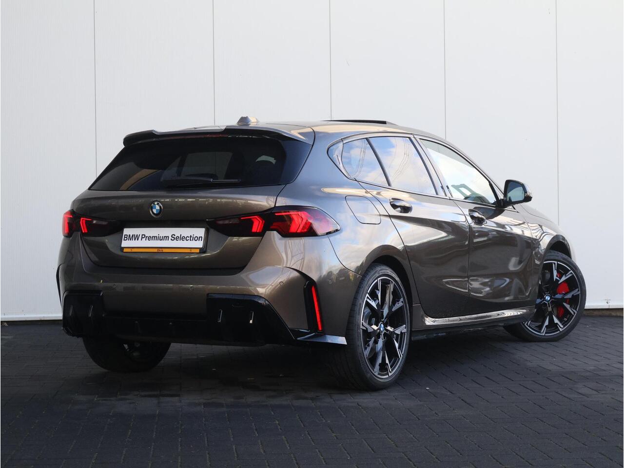 BMW 1-SERIE 120 M Sport Design Edition BMW Individual Lakkleur/ M Sportpakket Pro/ Harman-Kardon/ Head-Up/M Sportstoelen/ Panoramadak/ Stuurwiel verwarming