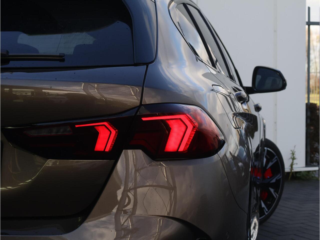 BMW 1-SERIE 120 M Sport Design Edition BMW Individual Lakkleur/ M Sportpakket Pro/ Harman-Kardon/ Head-Up/M Sportstoelen/ Panoramadak/ Stuurwiel verwarming