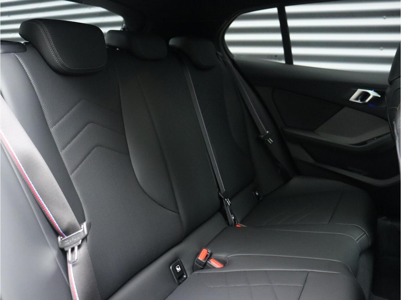 BMW 1-SERIE 120 | M Sportpakket Pro | Panodak | Harman Kardon | Comfort Access | Elektr. Achterklep | M Performance | Individual | 19'' LMV