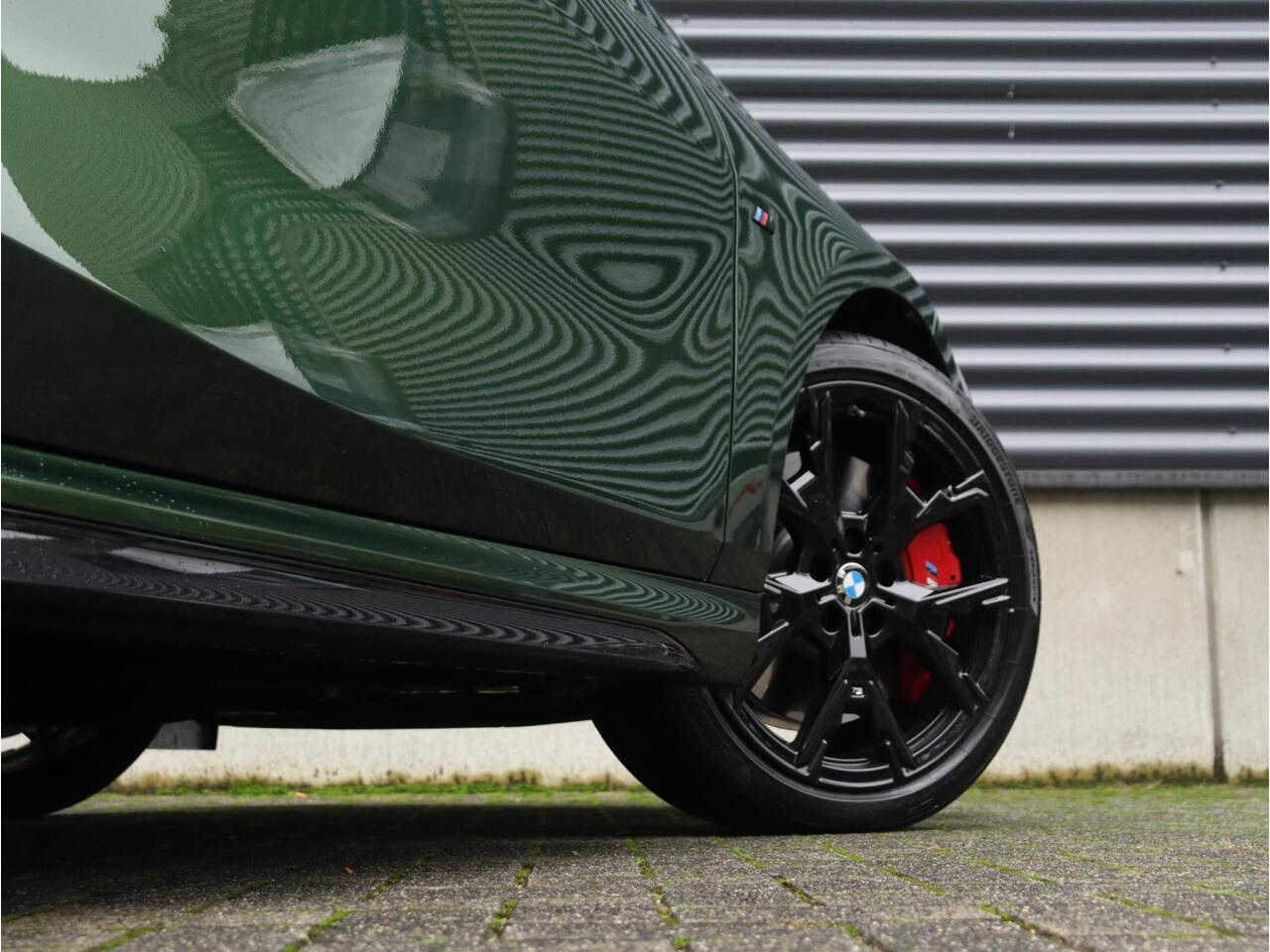 BMW 1-SERIE 120 | M Sportpakket Pro | Panodak | Harman Kardon | Comfort Access | Elektr. Achterklep | M Performance | Individual | 19'' LMV