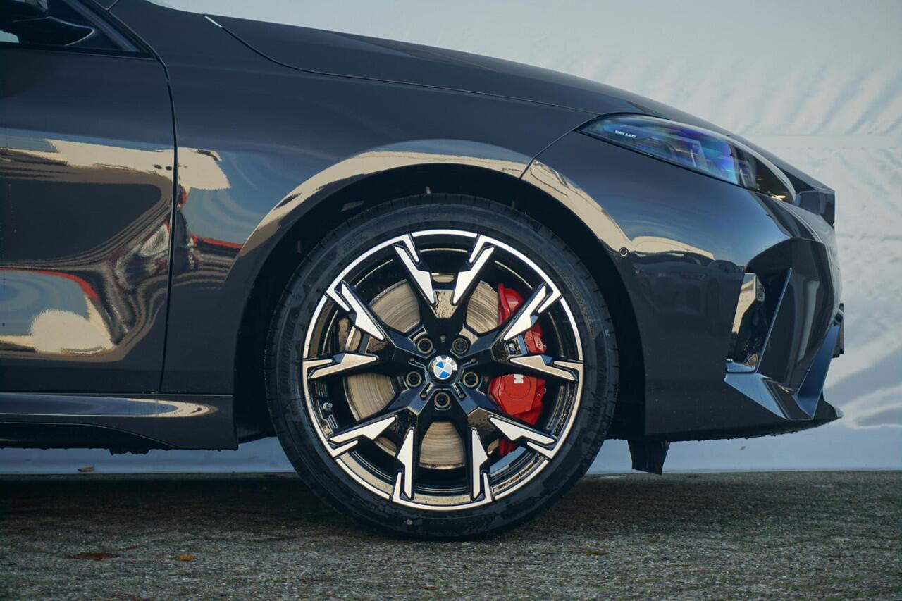 BMW 1-SERIE 120 M Sportpakket Pro 19'' / Harman Kardon / Elektrisch verstelbare stoelen / Panoramadak