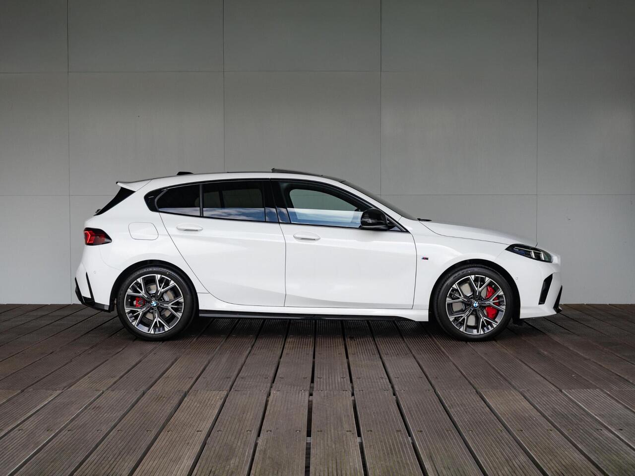 BMW 1-SERIE 120 | M Sportpakket Pro | Premium Pack | Harman-Kardon | Verwarmd Stuurwiel | Comfort Access | Achteruitrijcamera | Panoramadak