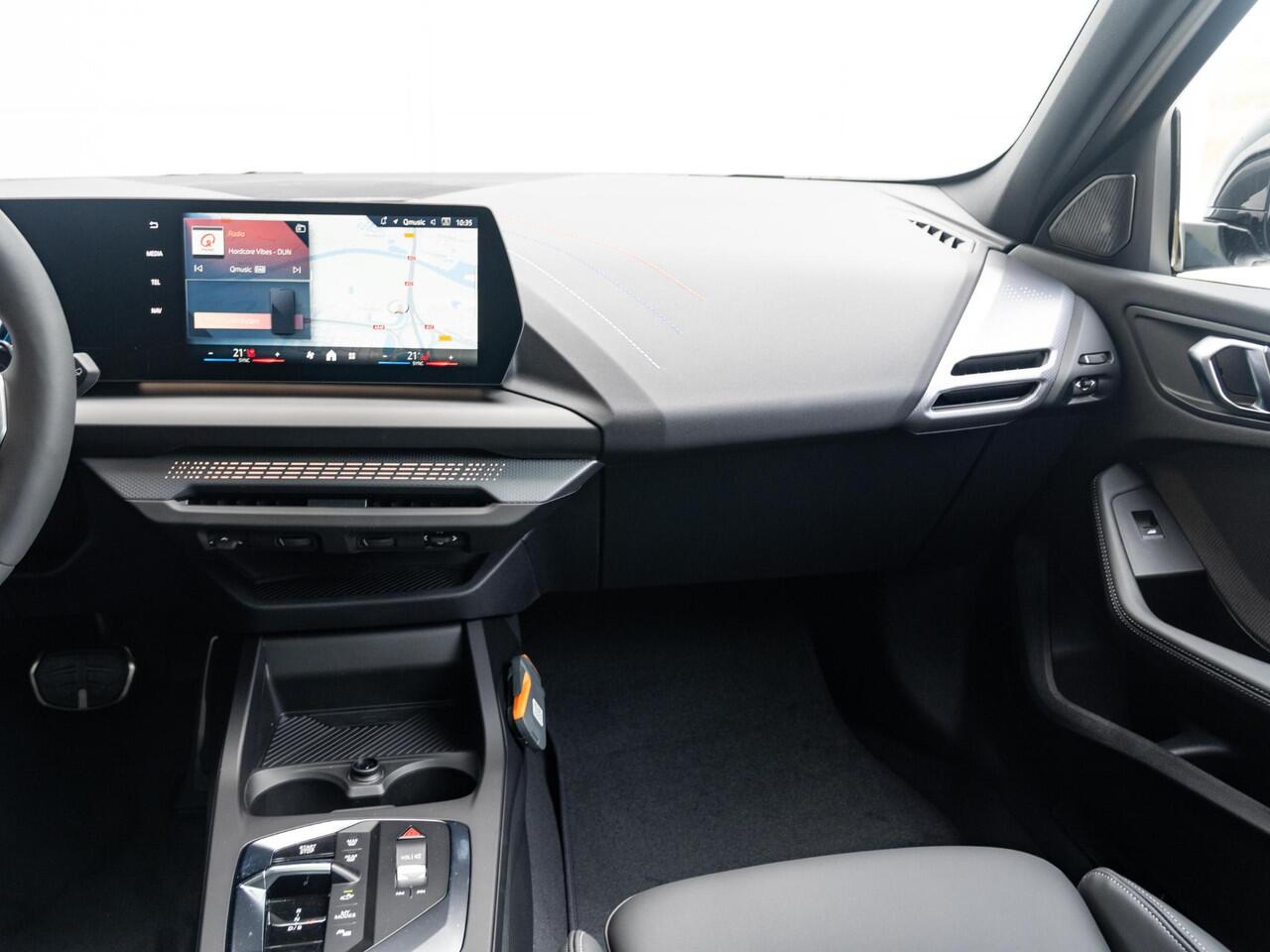 BMW 1-SERIE 120 | M Sportpakket Pro | Premium Pack | Harman-Kardon | Verwarmd Stuurwiel | Comfort Access | Achteruitrijcamera | Panoramadak