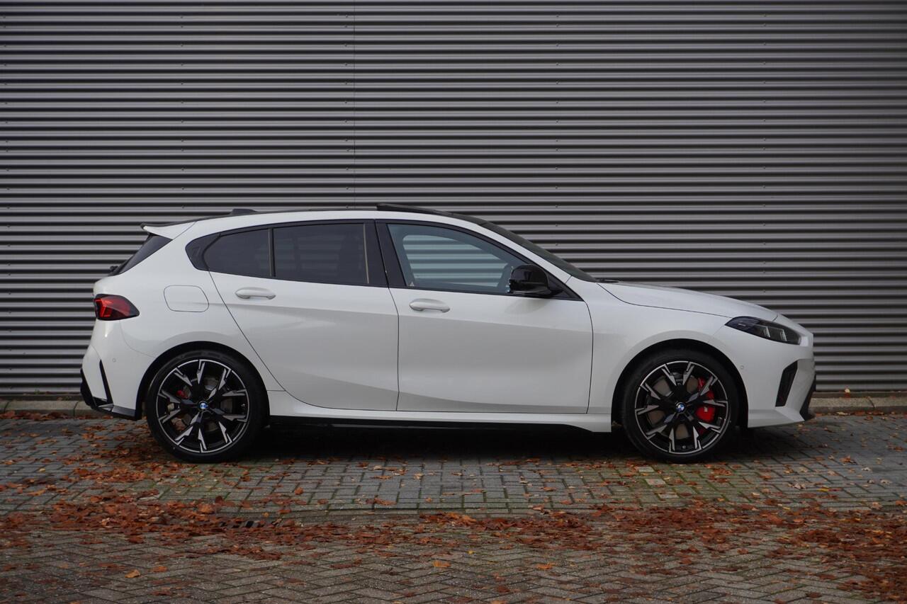 BMW 1-SERIE 120 High Executive | M Sportpakket Pro | Panoramadak | Innovation Pack | Iconic Glow