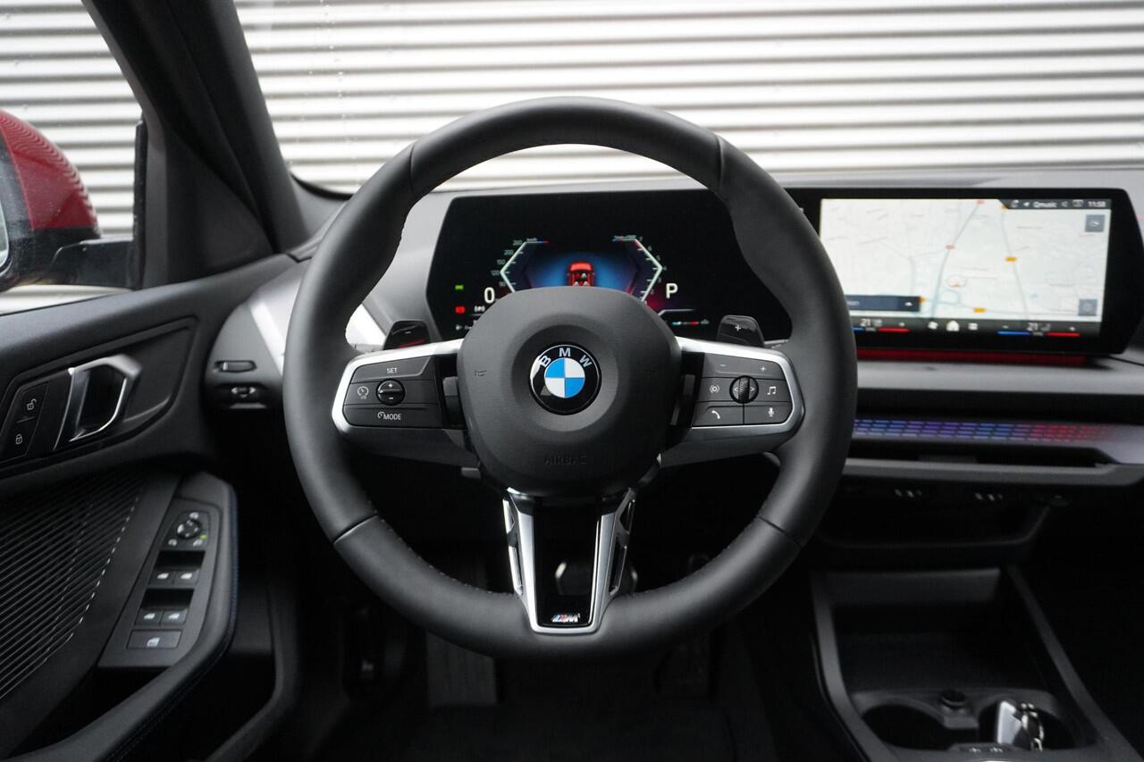BMW 1-SERIE 120 M Sportpakket | Premium Pack | 19 inch LM M Y-spaak | Extra getint glas | Driving Assistant | Parking Assistant
