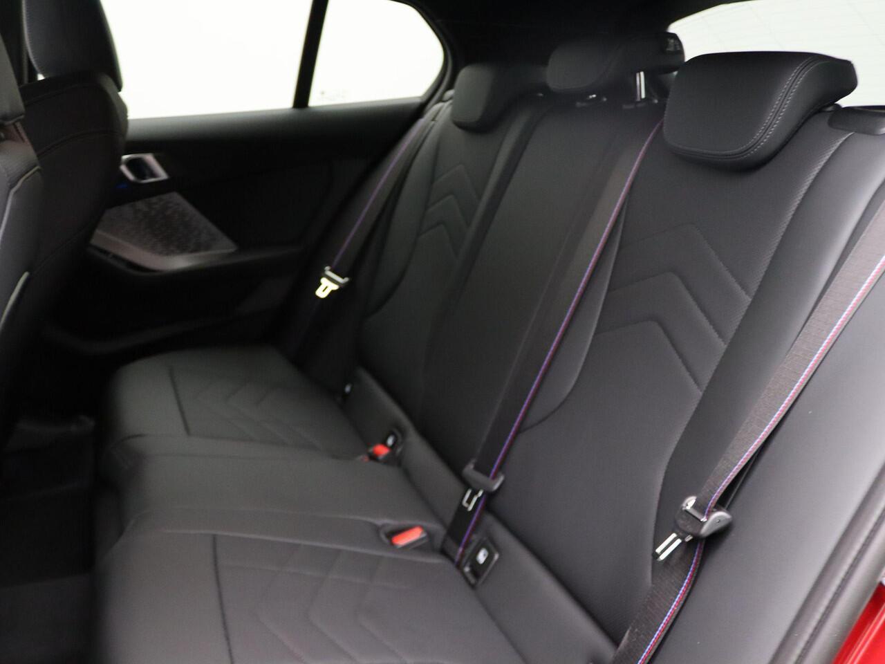 BMW 1-SERIE 120 M Sportpakket Pro | Premium Pack | Achteruitrijcamera | Extra Getint Glas | Driving Assistant | 18''