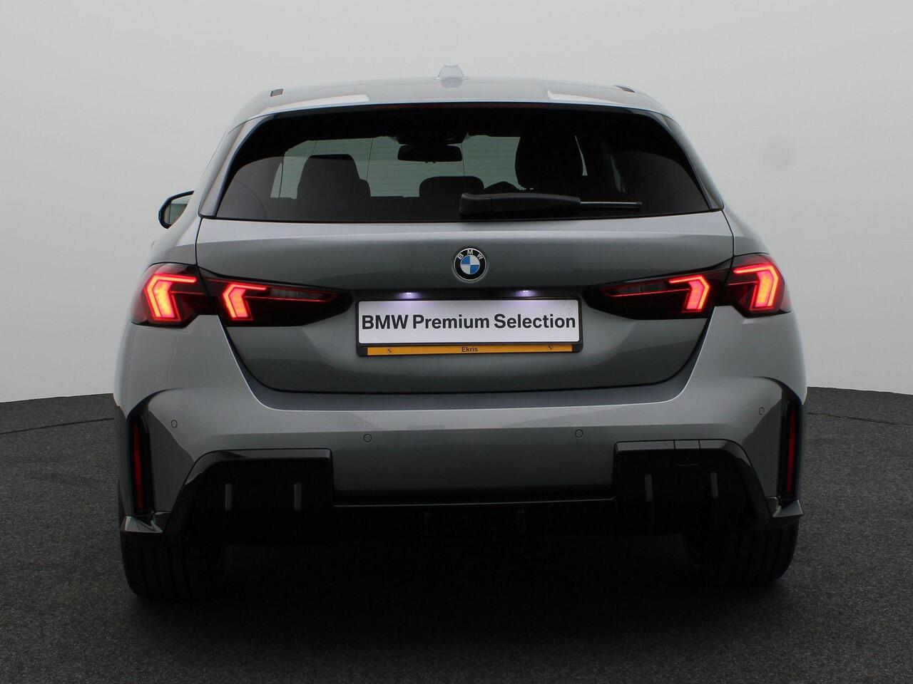 BMW 1-SERIE 120 M Sportpakket Pro | Premium Pack | M Adaptief Onderstel | Parking Assistant | 18''