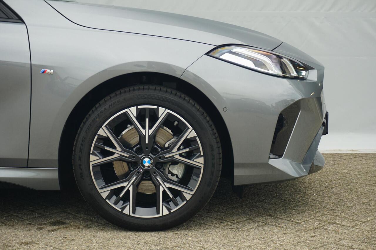 BMW 1-SERIE 5-deurs 120 M Sport Design 18'' / Voorstoelen verwarmd / Driving Assistant / Parking Assistant
