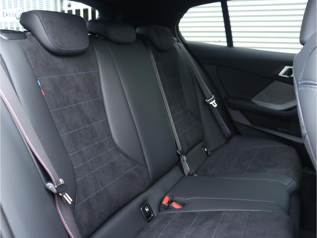 BMW 1-SERIE 5-deurs 120 | M Sportpakket Pro | Panodak | Harman Kardon | Driving Assistant | Comfort Access | Adaptive LED | M Performance | 19'' LMV