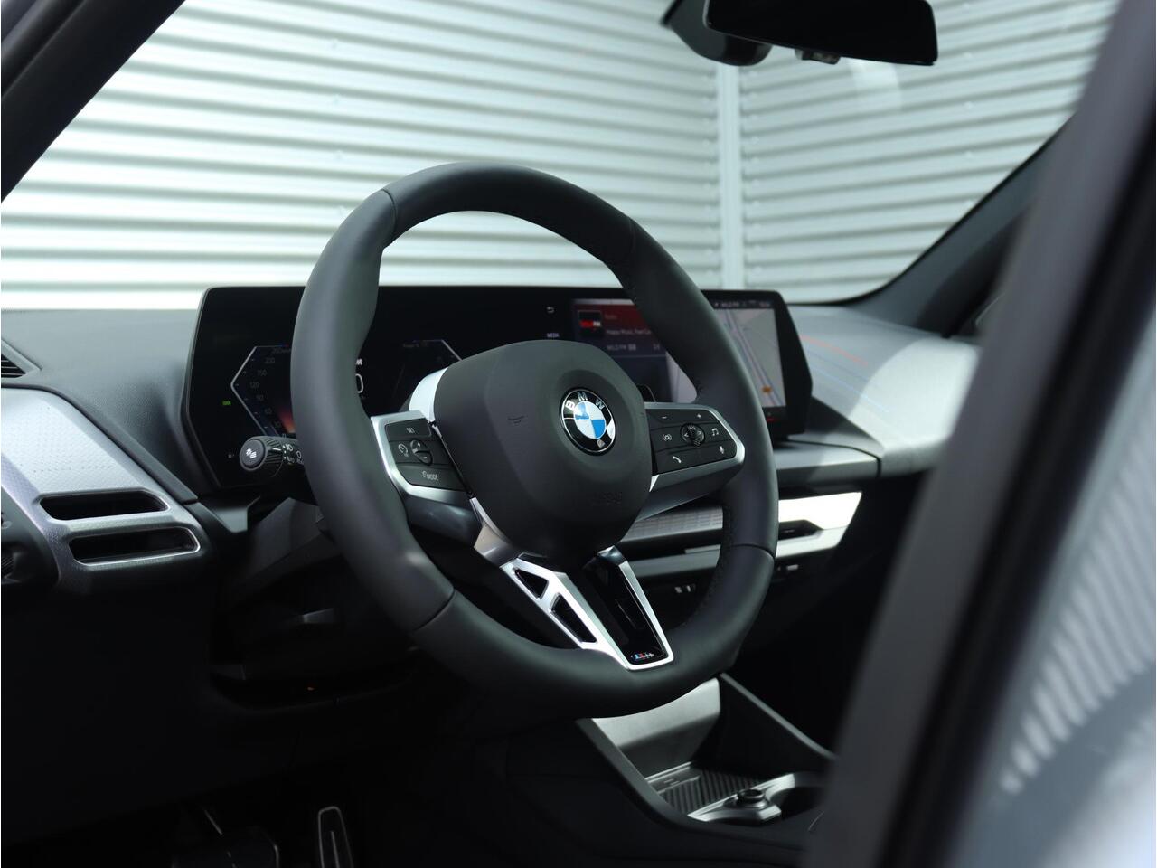 BMW 1-SERIE 5-deurs 120 | M Sportpakket Pro | Panodak | Harman Kardon | Driving Assistant | Comfort Access | Adaptive LED | M Performance | 19'' LMV