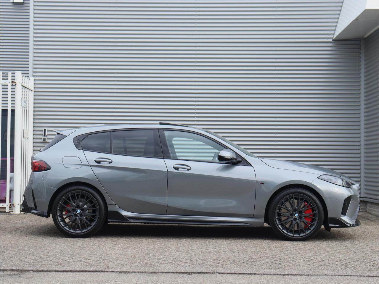 BMW 1-SERIE 5-deurs 120 | M Sportpakket Pro | Panodak | Harman Kardon | Driving Assistant | Comfort Access | Adaptive LED | M Performance | 19'' LMV