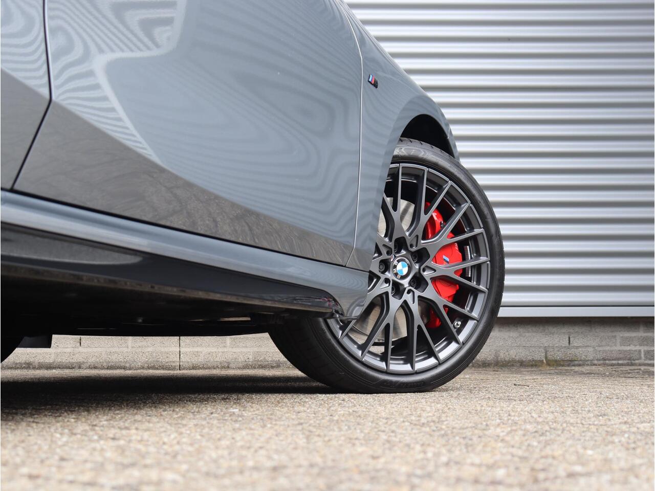 BMW 1-SERIE 5-deurs 120 | M Sportpakket Pro | Panodak | Harman Kardon | Driving Assistant | Comfort Access | Adaptive LED | M Performance | 19'' LMV