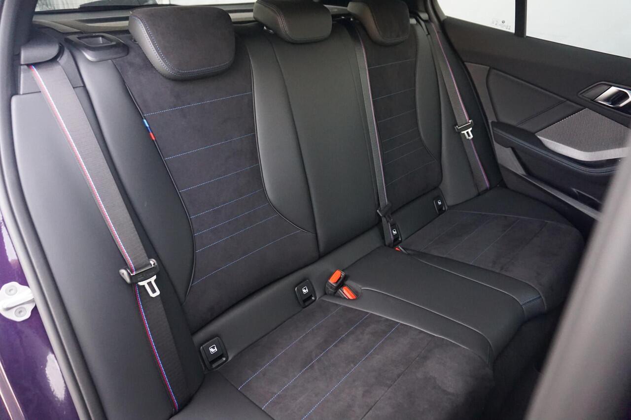 BMW 1-SERIE 5-deurs 120 M Sportpakket Pro 19'' / Panoramadak / Harman Kardon / Driving Assistant Plus / Trekhaak | Ekris Selection