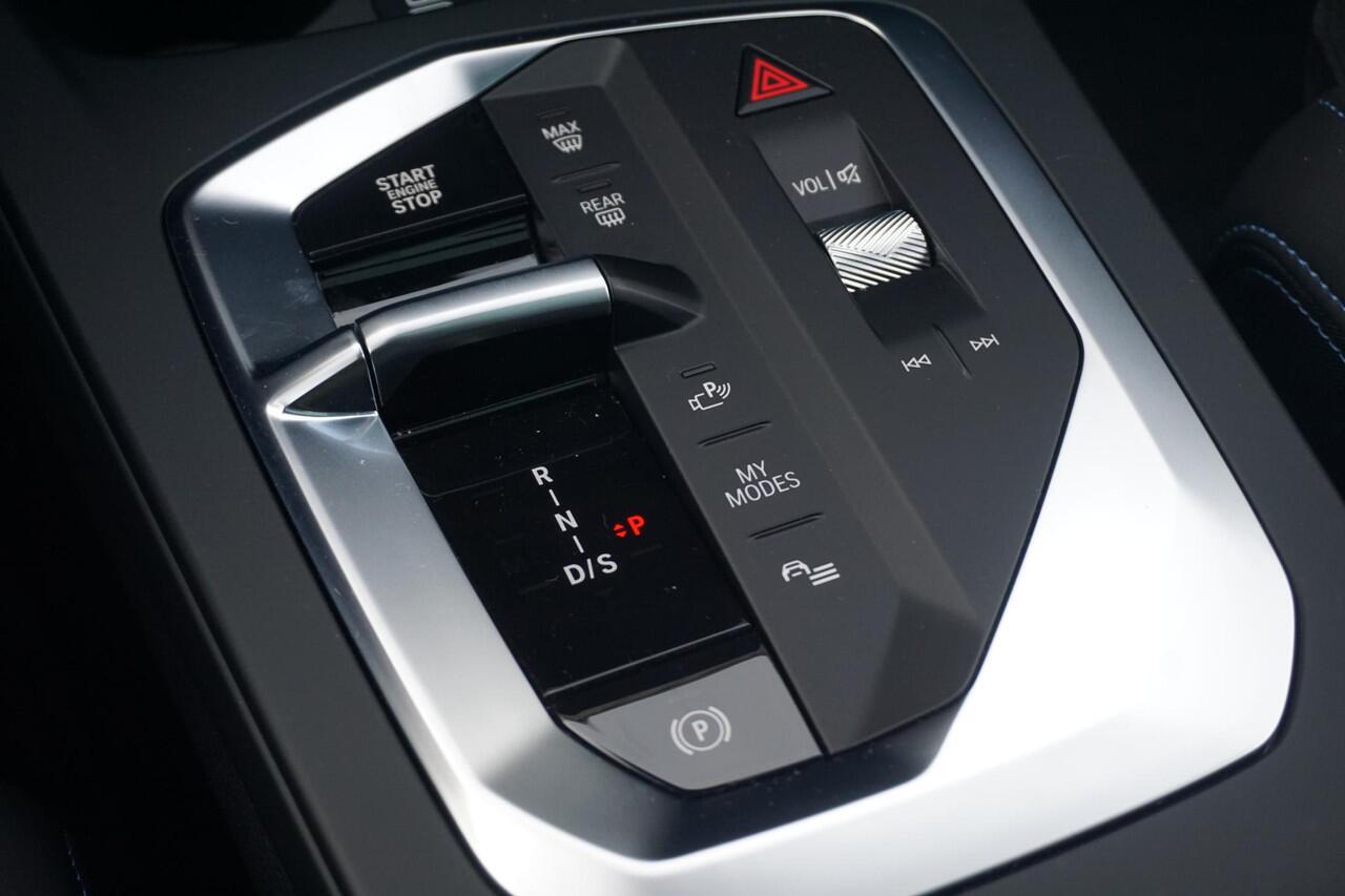 BMW 1-SERIE 5-deurs 120 M Sportpakket Pro 19'' / Panoramadak / Harman Kardon / Driving Assistant Plus / Trekhaak | Ekris Selection