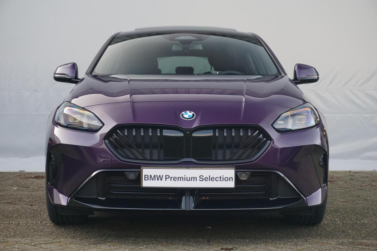 BMW 1-SERIE 5-deurs 120 M Sportpakket Pro 19'' / Panoramadak / Harman Kardon / Driving Assistant Plus / Trekhaak | Ekris Selection