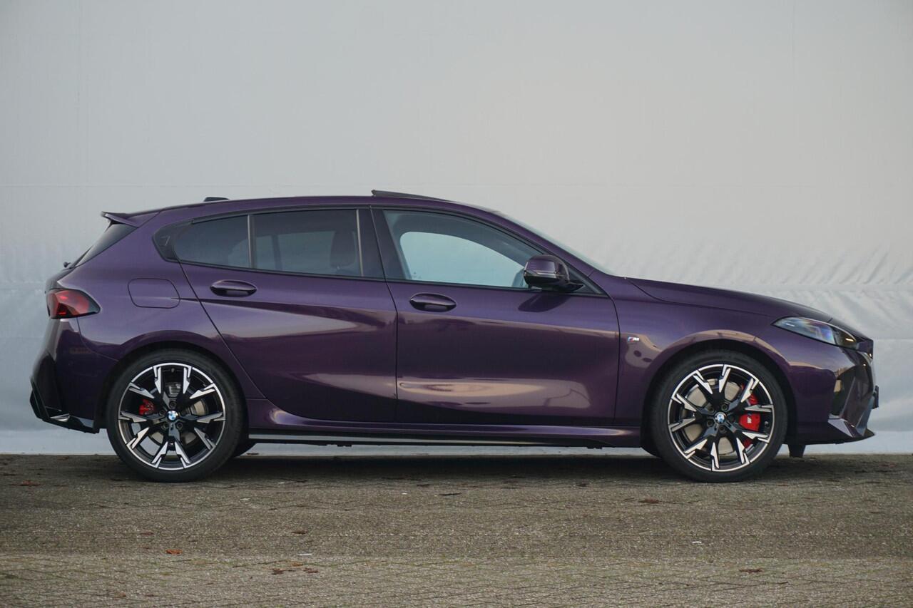 BMW 1-SERIE 5-deurs 120 M Sportpakket Pro 19'' / Panoramadak / Harman Kardon / Driving Assistant Plus / Trekhaak | Ekris Selection