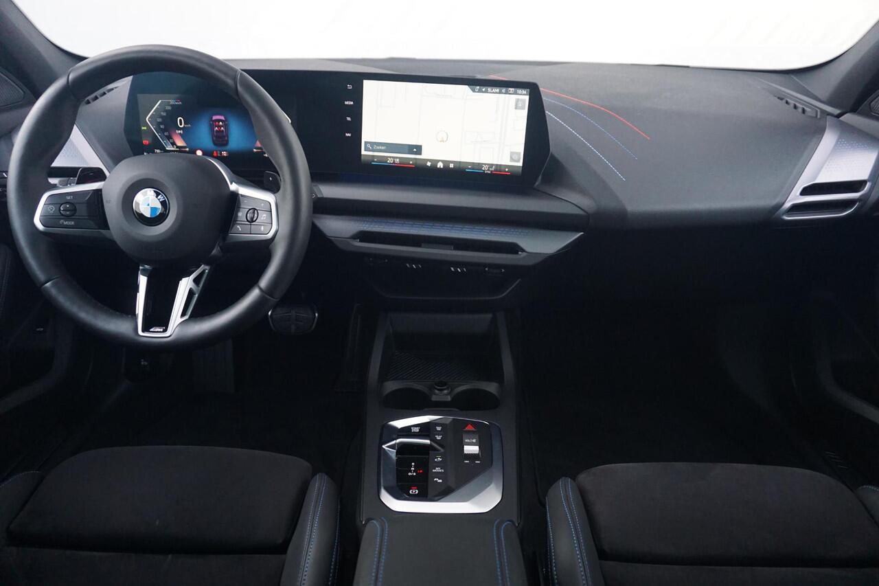BMW 1-SERIE 5-deurs 120 M Sportpakket Pro 19'' / Panoramadak / Harman Kardon / Driving Assistant Plus / Trekhaak | Ekris Selection