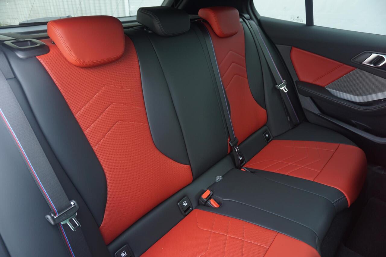 BMW 1-SERIE 5-deurs 120 M Sportpakket Pro 19'' / Harman Kardon / Panoramadak / Comfort Acces | Ekris Selection