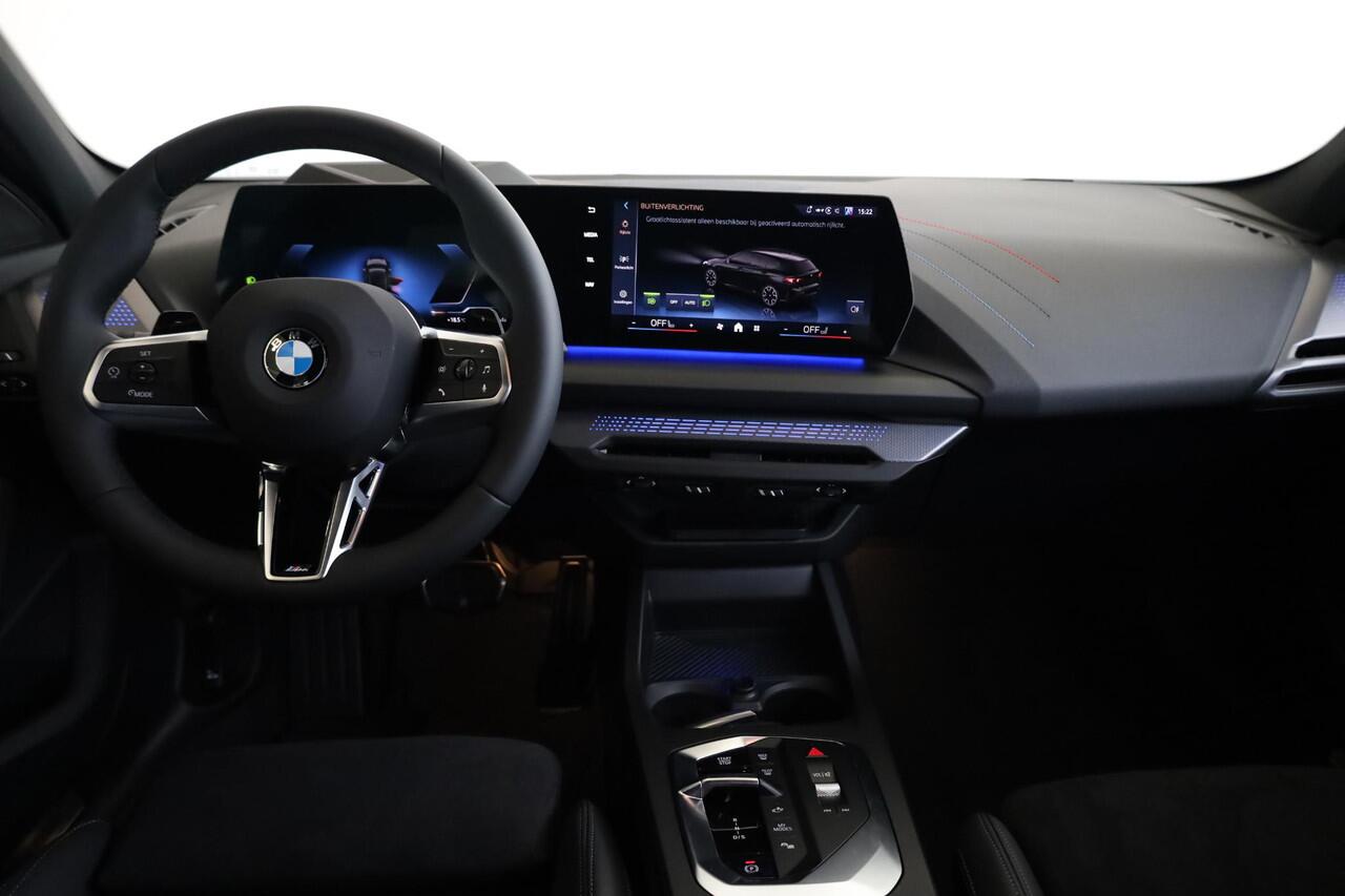 BMW 1-SERIE 120 M Sportpakket Pro | Alcantara | Head-Up | Harman Kardon | 360 camera | Iconic Glow | Dodehoekdetectie | Stoelverwarming | Comfort Access | Ekris Selection