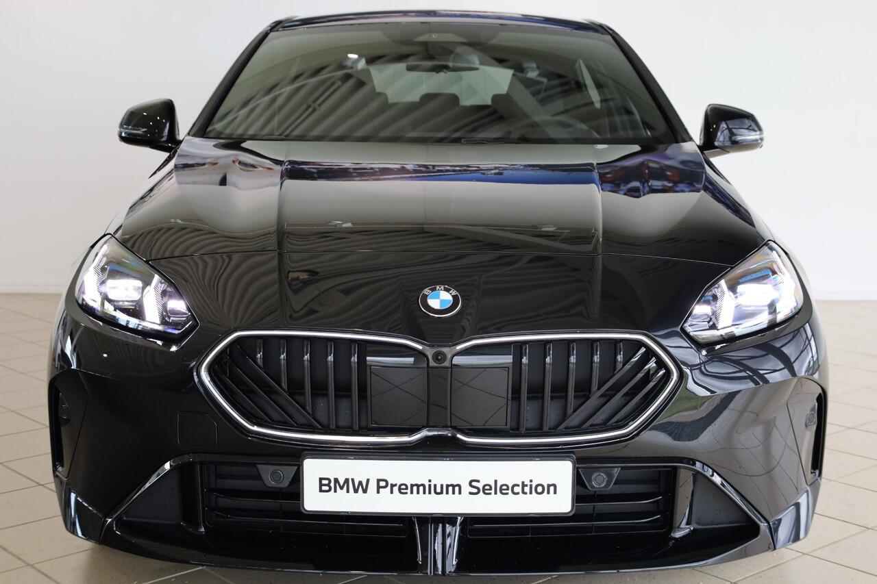 BMW 1-SERIE 120 M Sportpakket Pro | Alcantara | Head-Up | Harman Kardon | 360 camera | Iconic Glow | Dodehoekdetectie | Stoelverwarming | Comfort Access | Ekris Selection