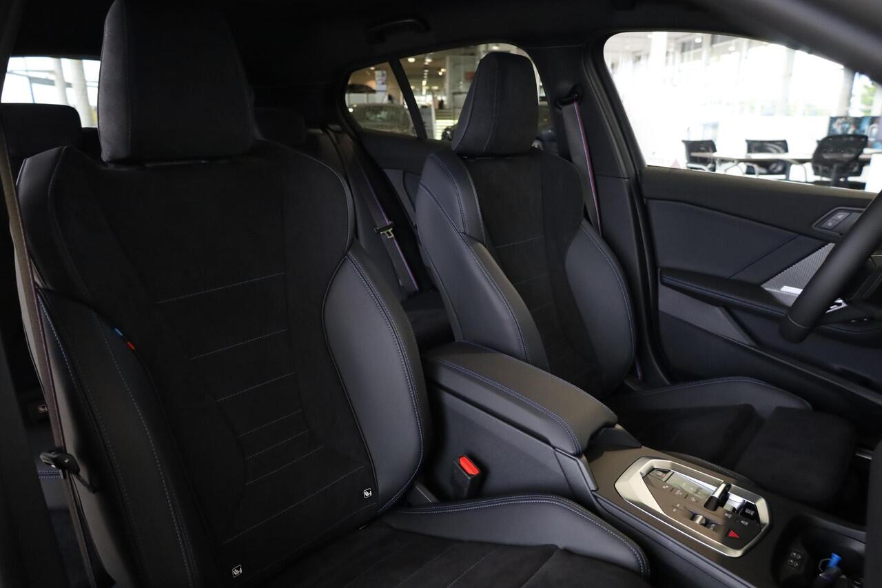 BMW 1-SERIE 120 M Sportpakket Pro | Alcantara | Head-Up | Harman Kardon | 360 camera | Iconic Glow | Dodehoekdetectie | Stoelverwarming | Comfort Access | Ekris Selection