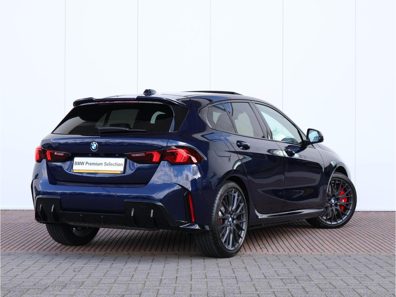 BMW 1-SERIE 120 M Sport Design Edition M Sport Pro | Stuurwiel verwarmd | Pano | Head-Up | Harman-Kardon | M Sportstoelen | Ekris Selection