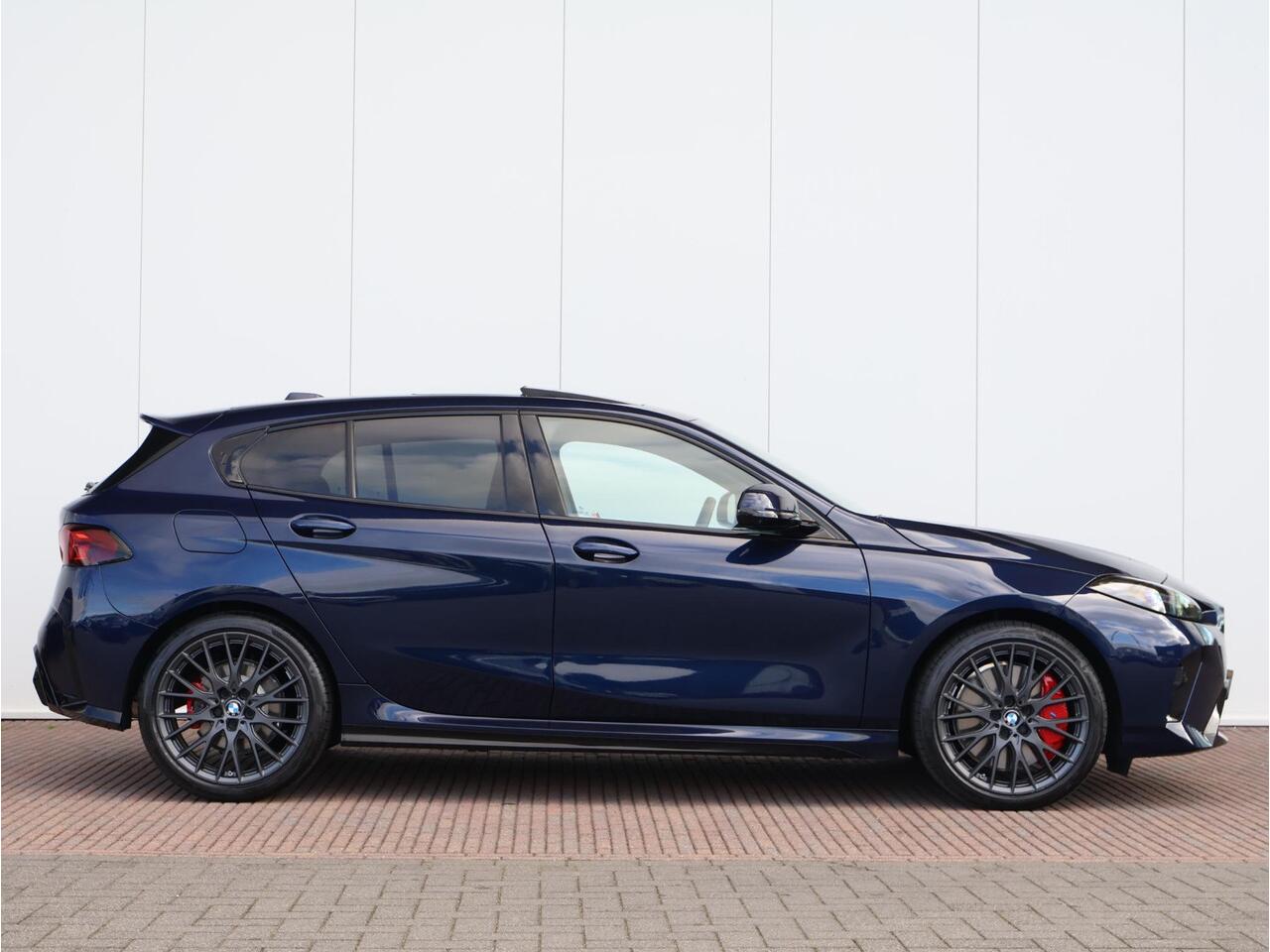 BMW 1-SERIE 120 M Sport Design Edition M Sport Pro | Stuurwiel verwarmd | Pano | Head-Up | Harman-Kardon | M Sportstoelen | Ekris Selection