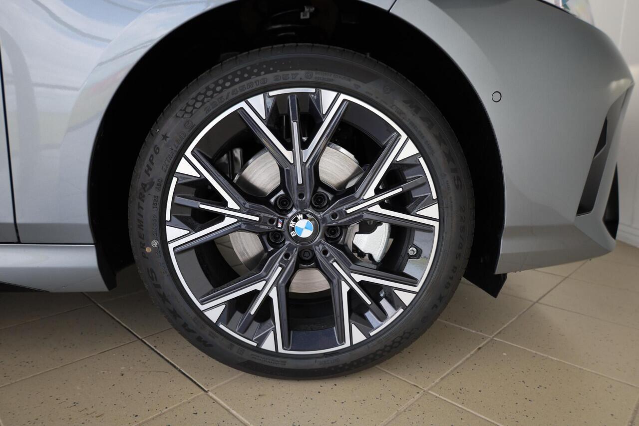 BMW 1-SERIE 120 M Sport Design Edition | Stoelverwarming | Dodehoekdetectie | Comfort Access | Achteruitrijcamera | Adaptieve LED | Ekris Selection