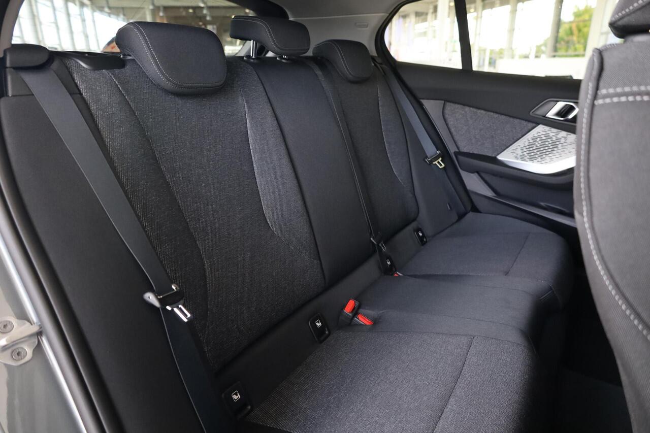 BMW 1-SERIE 120 M Sport Design Edition | Stoelverwarming | Dodehoekdetectie | Comfort Access | Achteruitrijcamera | Adaptieve LED | Ekris Selection