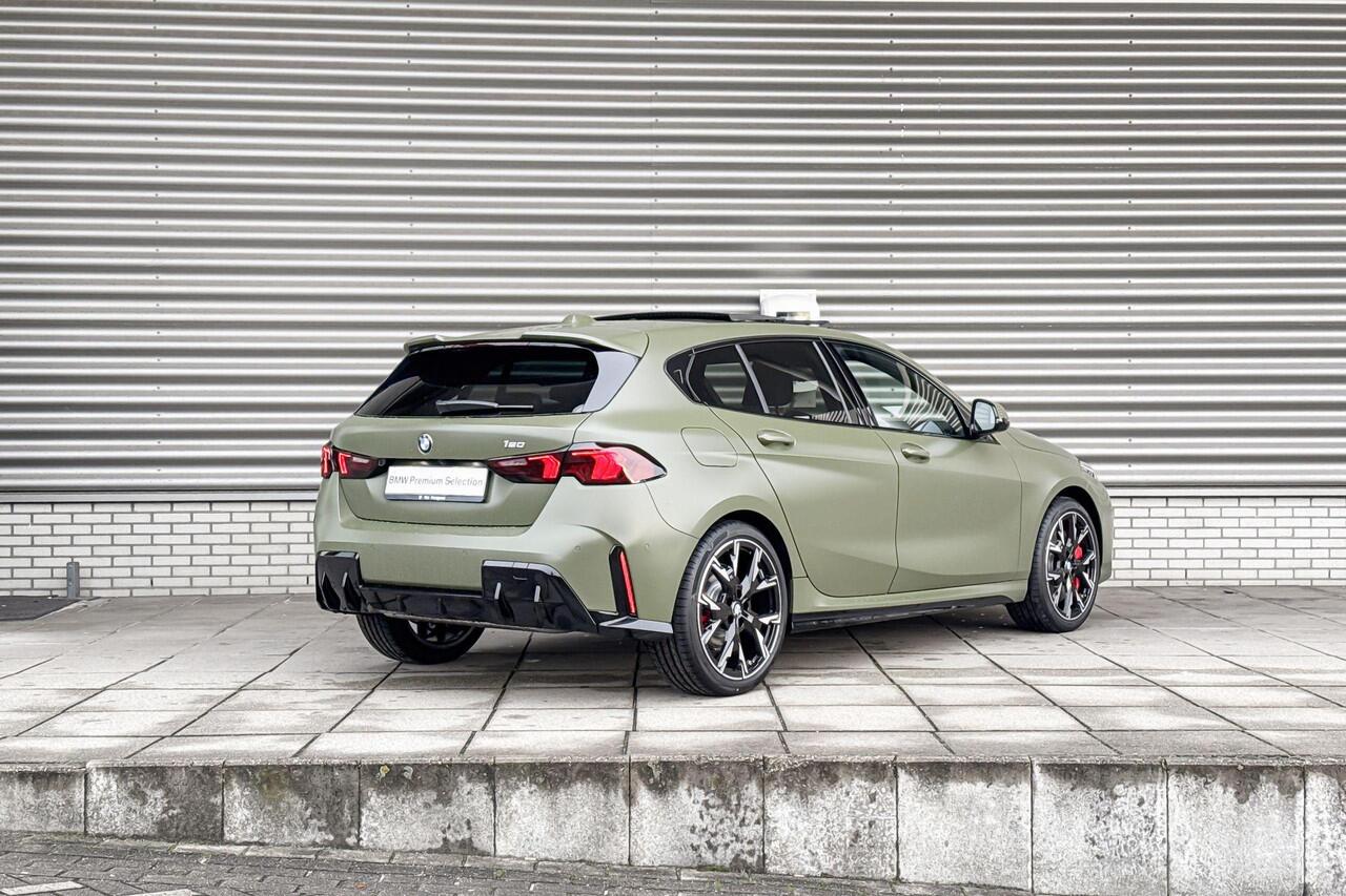 BMW 1-SERIE 120 M Sportpakket Pro / Innovation Pack / Harman Kardon / Glazen panoramadak / Stuur verwarmd