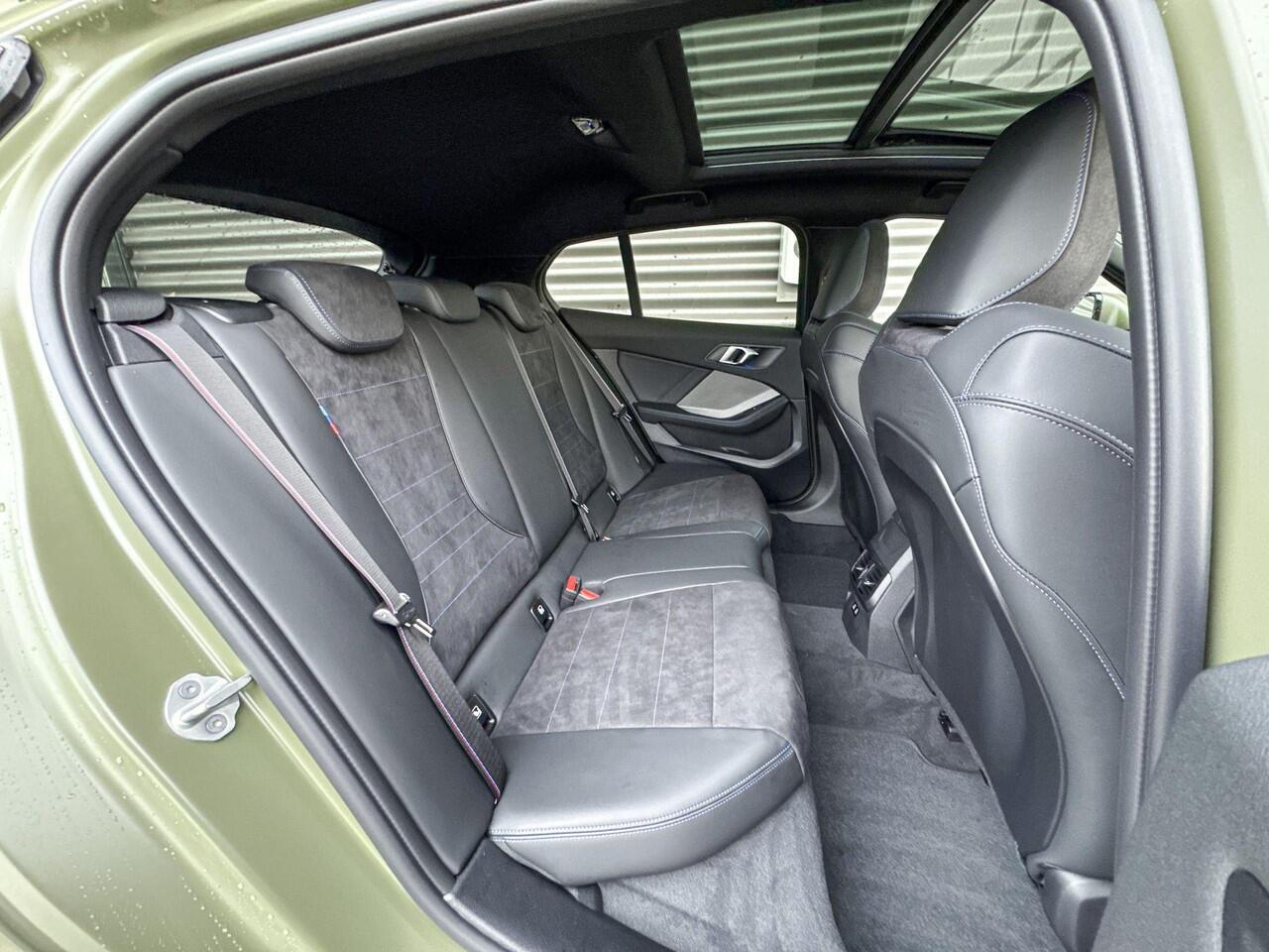 BMW 1-SERIE 120 M Sportpakket Pro / Innovation Pack / Harman Kardon / Glazen panoramadak / Stuur verwarmd