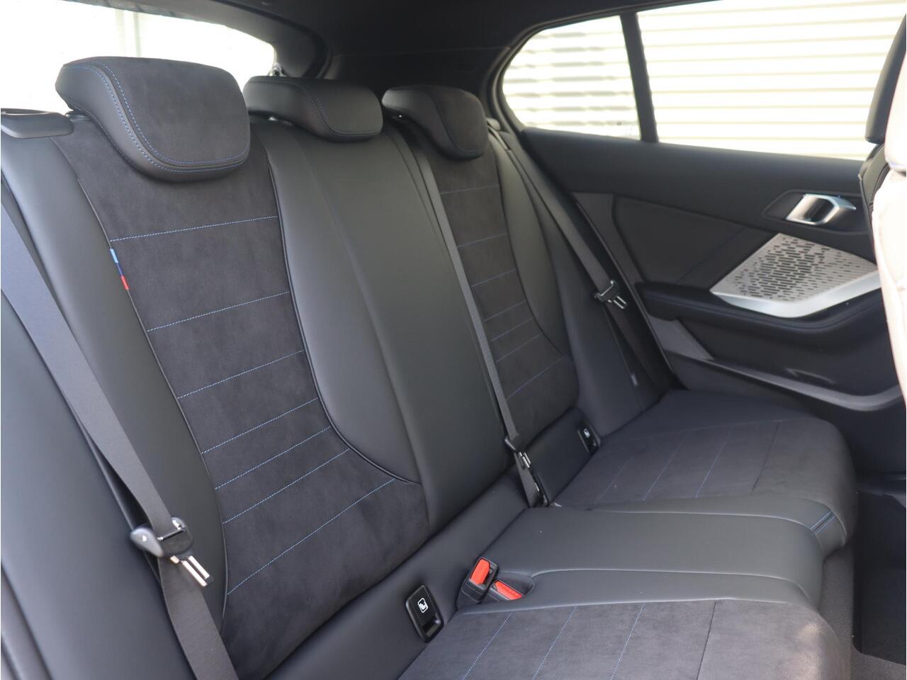 BMW 1-SERIE 5-deurs 120 | M Sportpakket | Panodak | Getint Glas | Camera | Sportstoelen | Climate Control | Verwambare Voorstoelen | 18'' LMV | Ekris Selection
