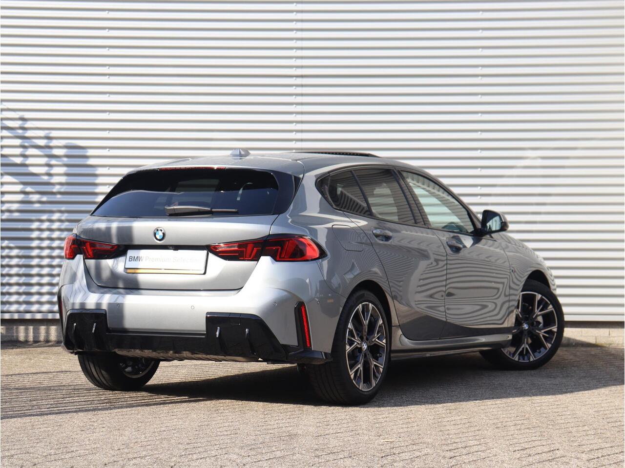 BMW 1-SERIE 5-deurs 120 | M Sportpakket | Panodak | Getint Glas | Camera | Sportstoelen | Climate Control | Verwambare Voorstoelen | 18'' LMV | Ekris Selection