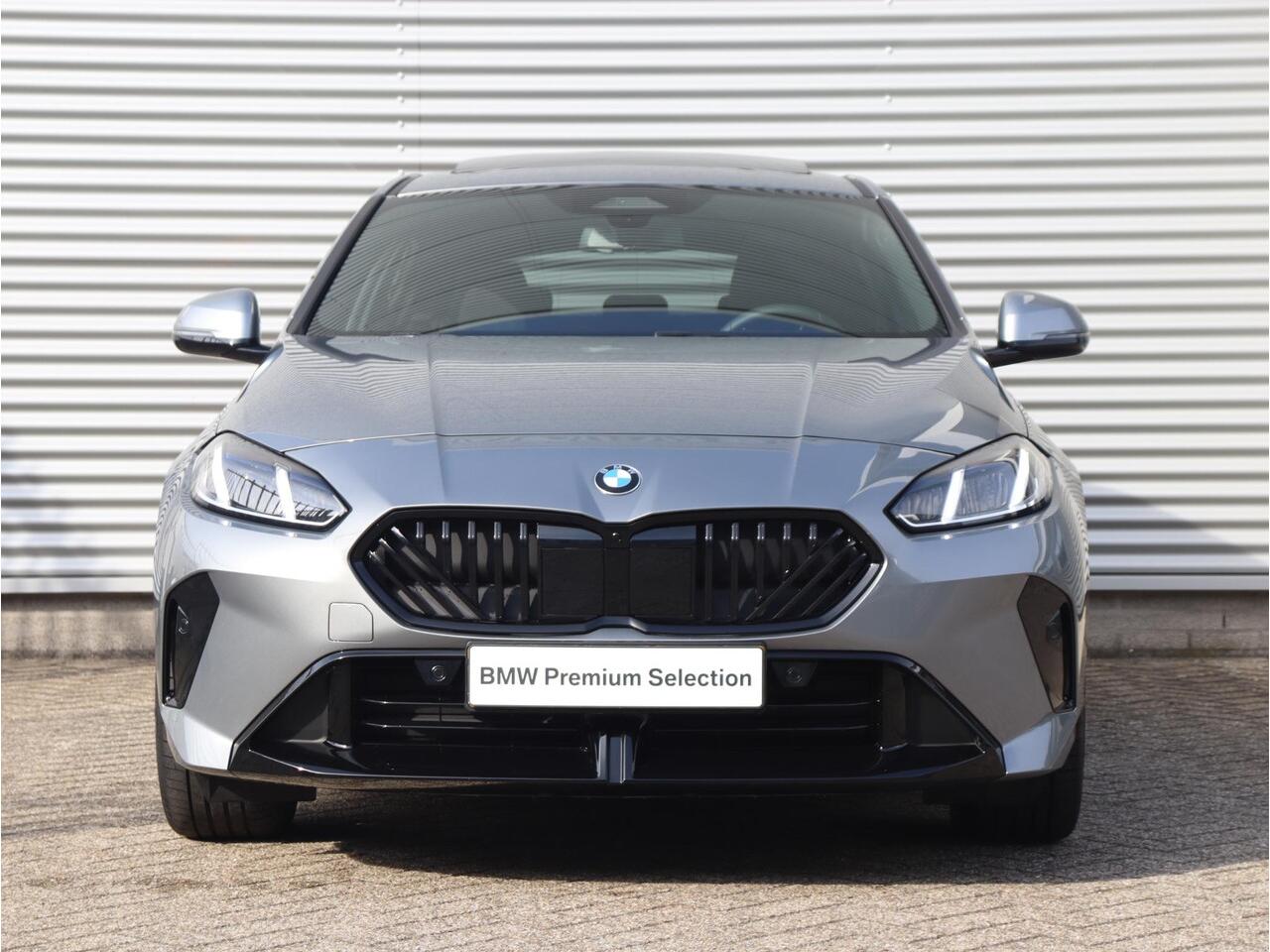 BMW 1-SERIE 5-deurs 120 | M Sportpakket | Panodak | Getint Glas | Camera | Sportstoelen | Climate Control | Verwambare Voorstoelen | 18'' LMV | Ekris Selection