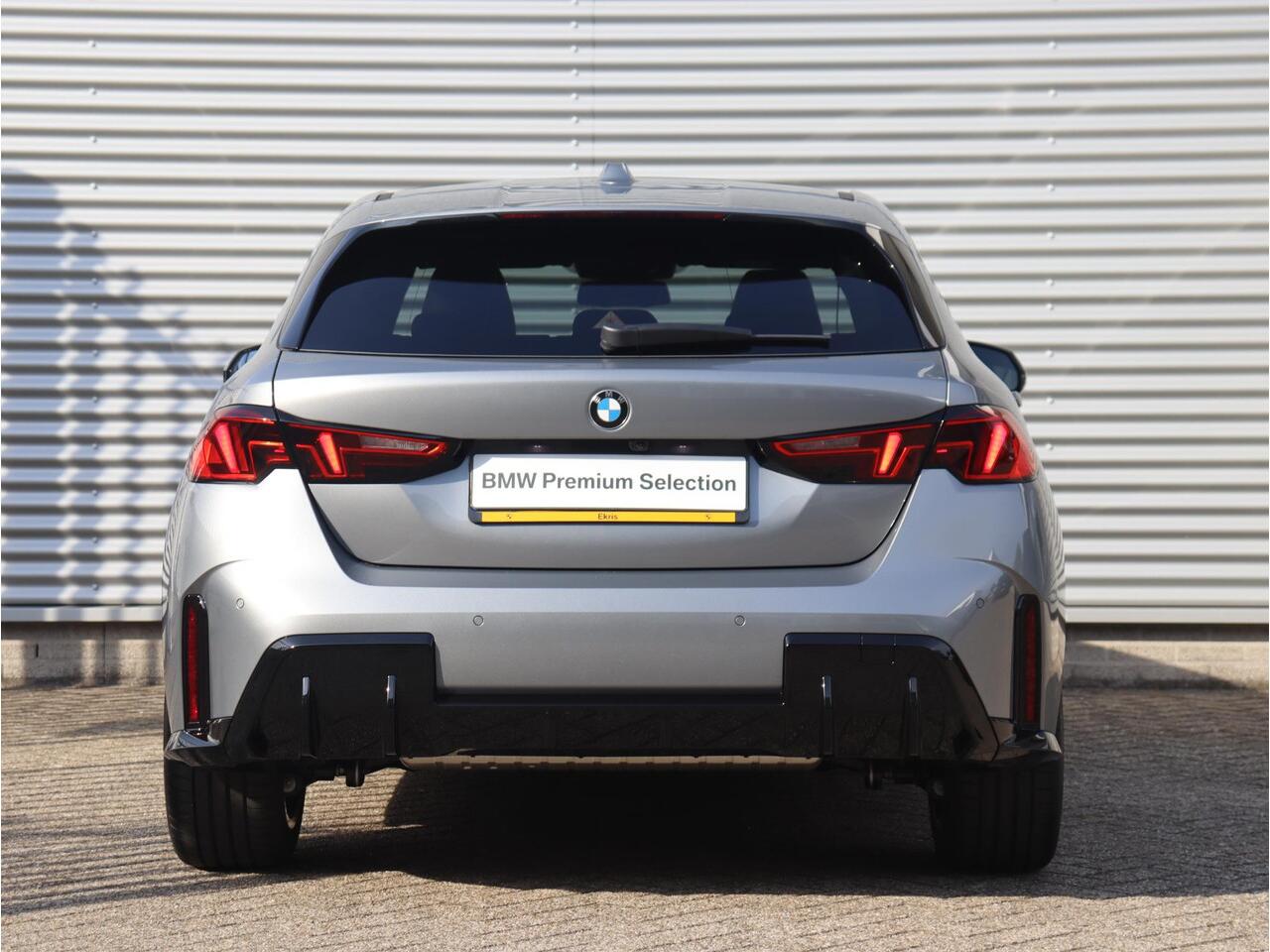 BMW 1-SERIE 5-deurs 120 | M Sportpakket | Panodak | Getint Glas | Camera | Sportstoelen | Climate Control | Verwambare Voorstoelen | 18'' LMV | Ekris Selection