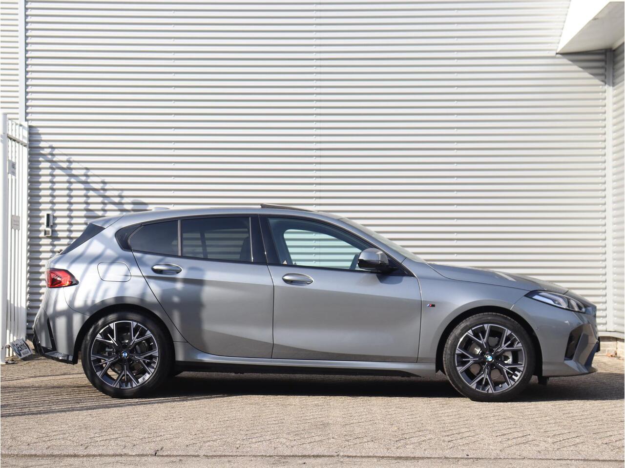 BMW 1-SERIE 5-deurs 120 | M Sportpakket | Panodak | Getint Glas | Camera | Sportstoelen | Climate Control | Verwambare Voorstoelen | 18'' LMV | Ekris Selection