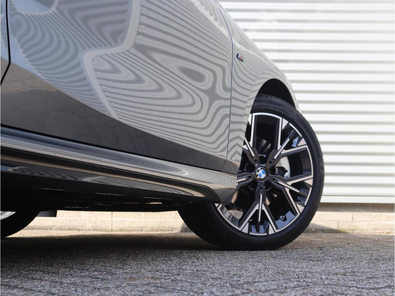 BMW 1-SERIE 5-deurs 120 | M Sportpakket | Panodak | Getint Glas | Camera | Sportstoelen | Climate Control | Verwambare Voorstoelen | 18'' LMV | Ekris Selection