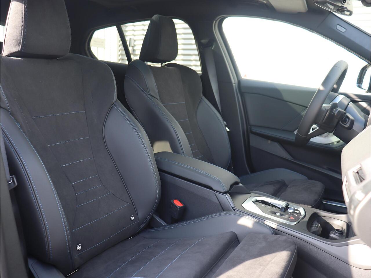 BMW 1-SERIE 5-deurs 120 | M Sportpakket | Panodak | Getint Glas | Camera | Sportstoelen | Climate Control | Verwambare Voorstoelen | 18'' LMV | Ekris Selection