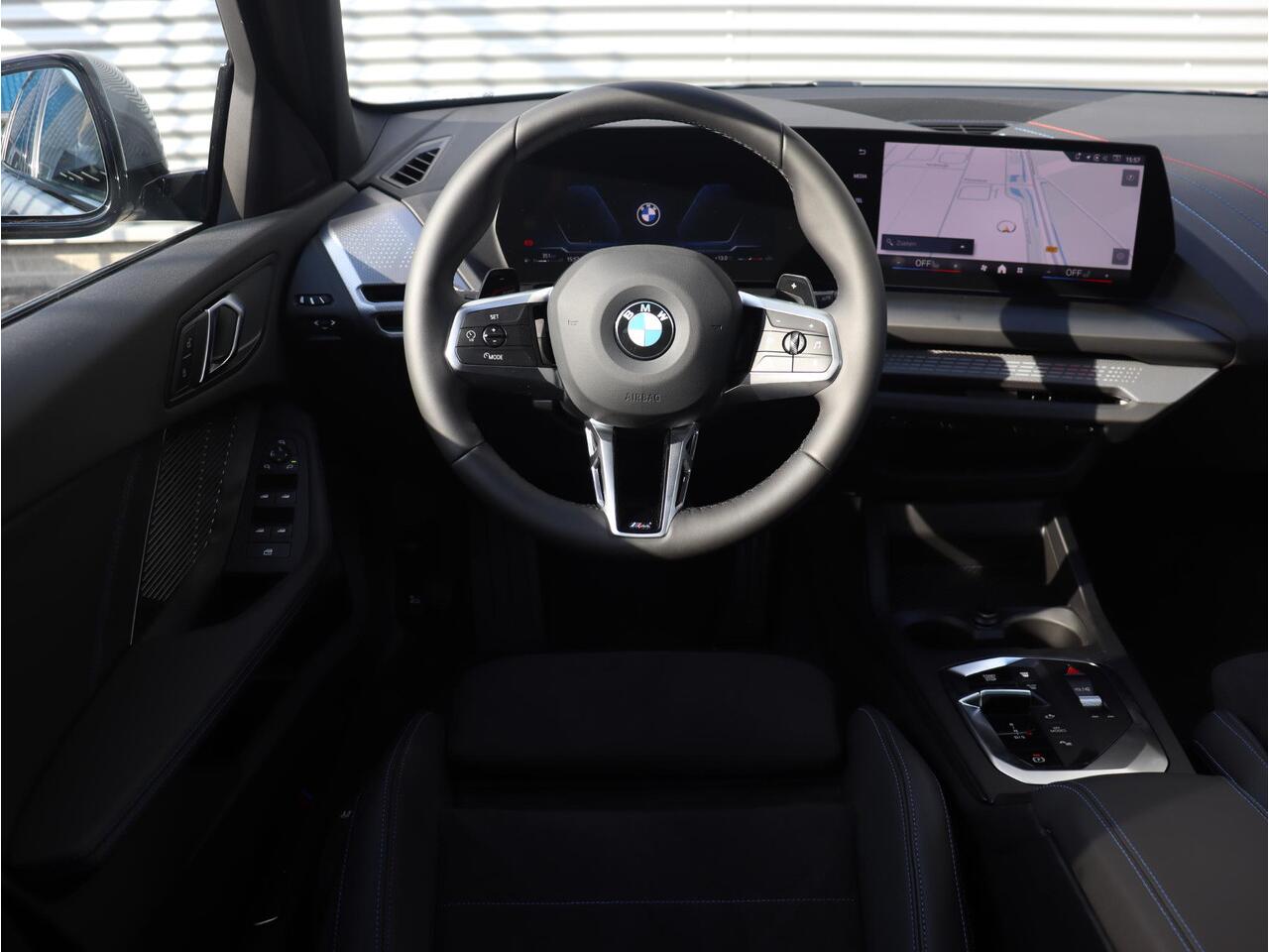 BMW 1-SERIE 5-deurs 120 | M Sportpakket | Panodak | Getint Glas | Camera | Sportstoelen | Climate Control | Verwambare Voorstoelen | 18'' LMV | Ekris Selection