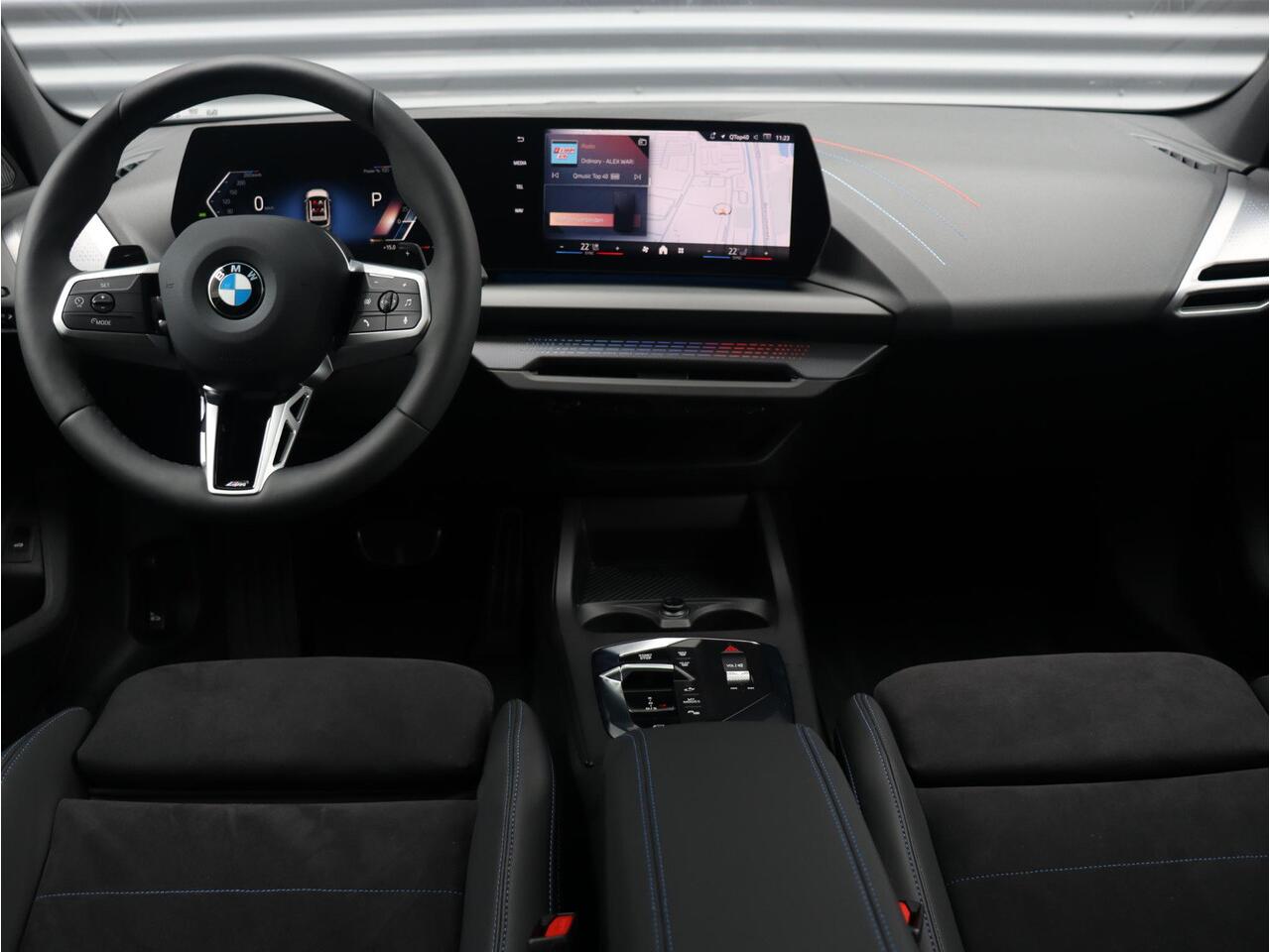 BMW 1-SERIE 5-deurs 120 | M Sportpakket Pro | Panodak | Harman Kardon | Getint Glas | Comfort Access | Driving Assistant Plus | Elektr. Achterklep | 19'' LMV | Ekris Selection