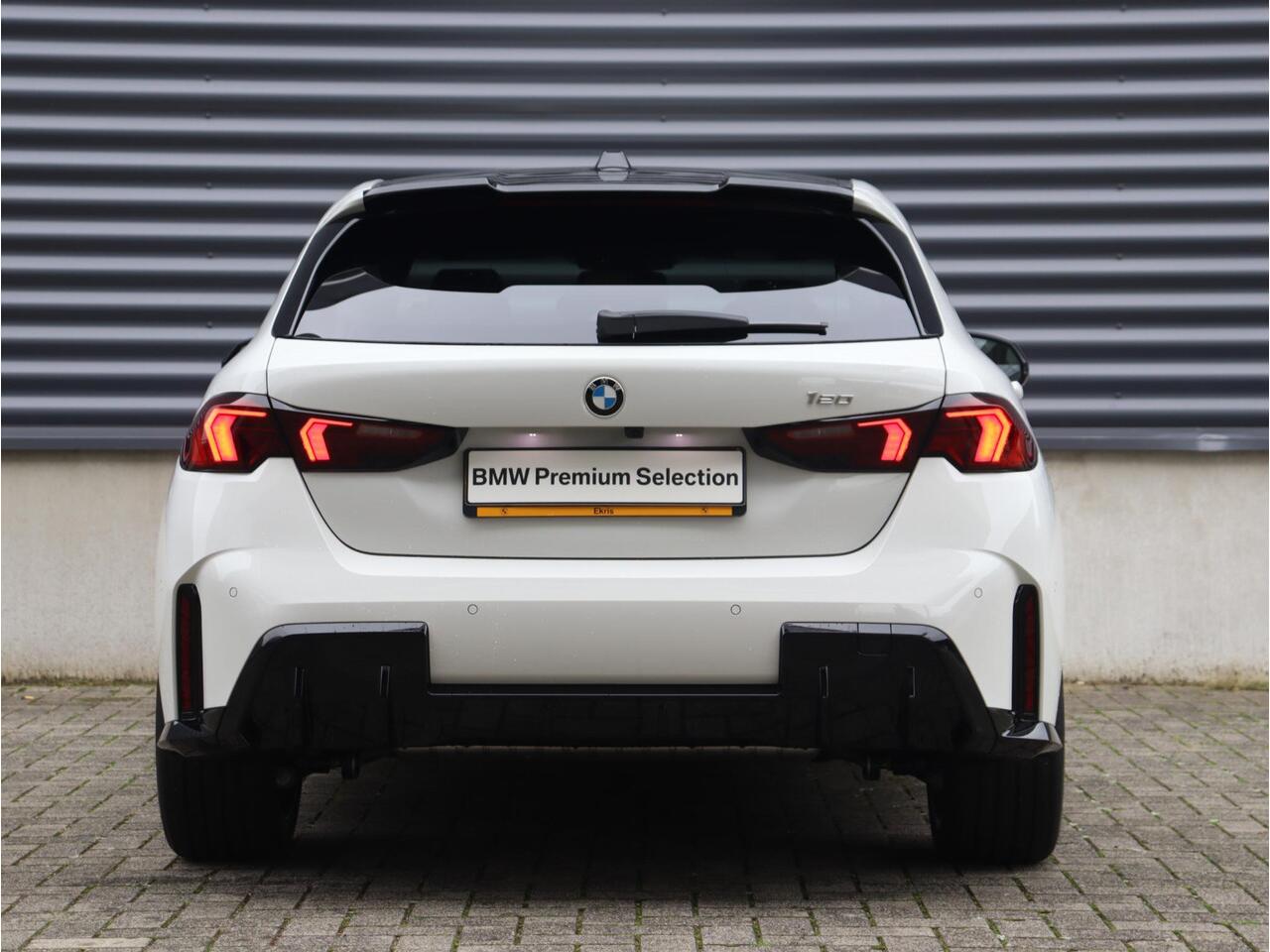 BMW 1-SERIE 5-deurs 120 | M Sportpakket Pro | Panodak | Harman Kardon | Getint Glas | Comfort Access | Driving Assistant Plus | Elektr. Achterklep | 19'' LMV | Ekris Selection