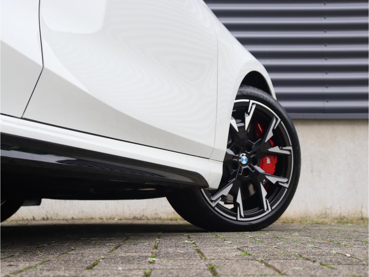 BMW 1-SERIE 5-deurs 120 | M Sportpakket Pro | Panodak | Harman Kardon | Getint Glas | Comfort Access | Driving Assistant Plus | Elektr. Achterklep | 19'' LMV | Ekris Selection