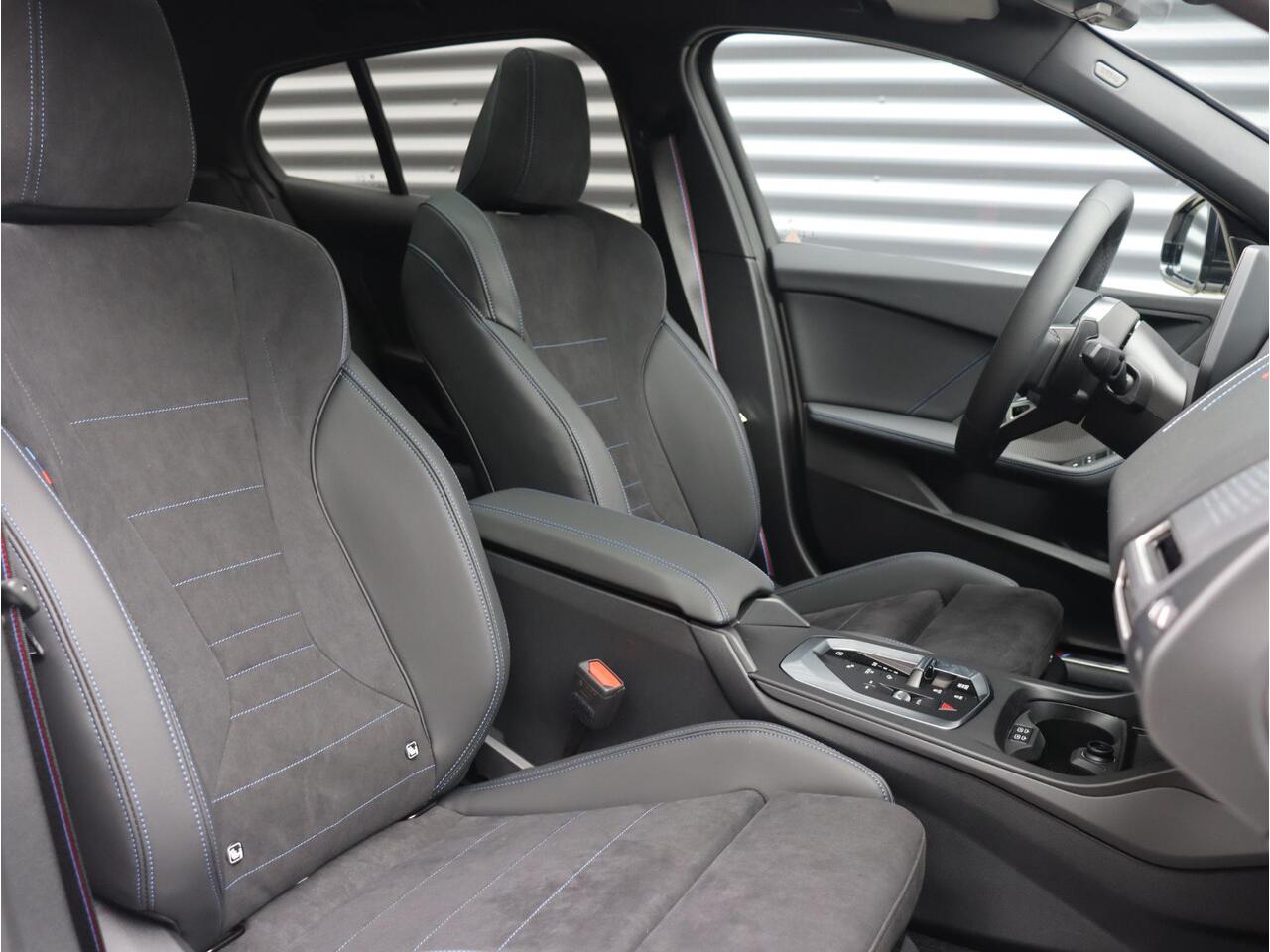 BMW 1-SERIE 5-deurs 120 | M Sportpakket Pro | Panodak | Harman Kardon | Getint Glas | Comfort Access | Driving Assistant Plus | Elektr. Achterklep | 19'' LMV | Ekris Selection