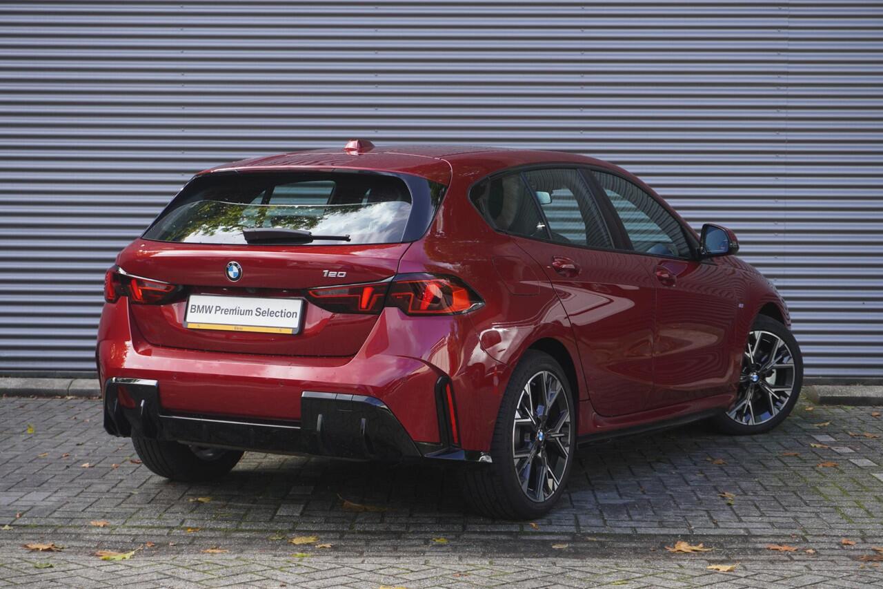 BMW 1-SERIE 120 M Sportpakket | 18 inch LM M Y-spaak | Parking Assistant | M Adaptief onderstel | Elektrisch verwarmde voorstoelen