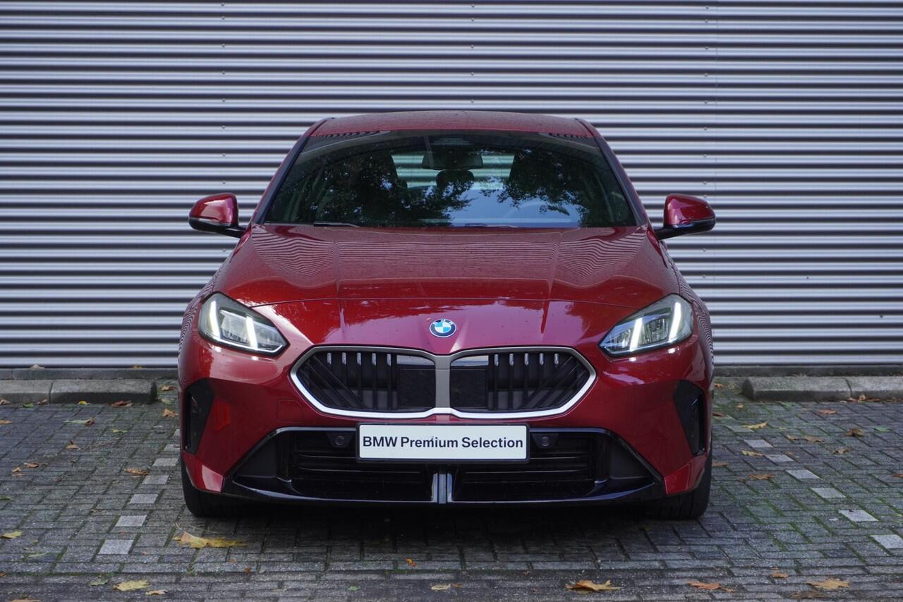 BMW 1-SERIE 120 M Sportpakket | 18 inch LM M Y-spaak | Parking Assistant | M Adaptief onderstel | Elektrisch verwarmde voorstoelen